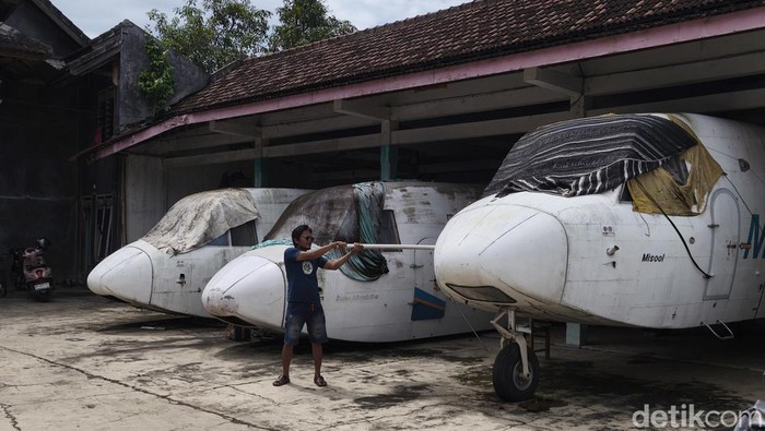 Nampak pesawat yang tak lagi terpakai terparkir di gudang rongsok Desa Gupit, Kecamatan Nguter, Kabupaten Sukoharjo.