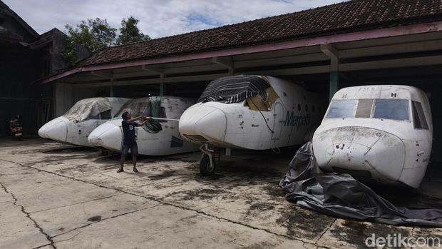 Gudang Rongsok Pesawat Pesawat yang tak lagi terpakai terparkir di gudang rongsok Desa Gupit, Kecamatan Nguter, Kabupaten Sukoharjo.