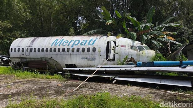 Gudang Rongsok Pesawat di Nguter Sukoharjo Nampak pesawat yang tak lagi terpakai terparkir di gudang rongsok Desa Gupit, Kecamatan Nguter, Kabupaten Sukoharjo.