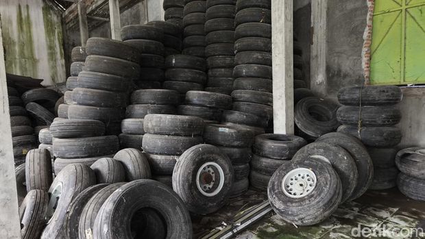 Gudang Rongsok Pesawat di Nguter Sukoharjo Ban pesawat yang tak lagi terpakai terparkir di gudang rongsok Desa Gupit, Kecamatan Nguter, Kabupaten Sukoharjo.