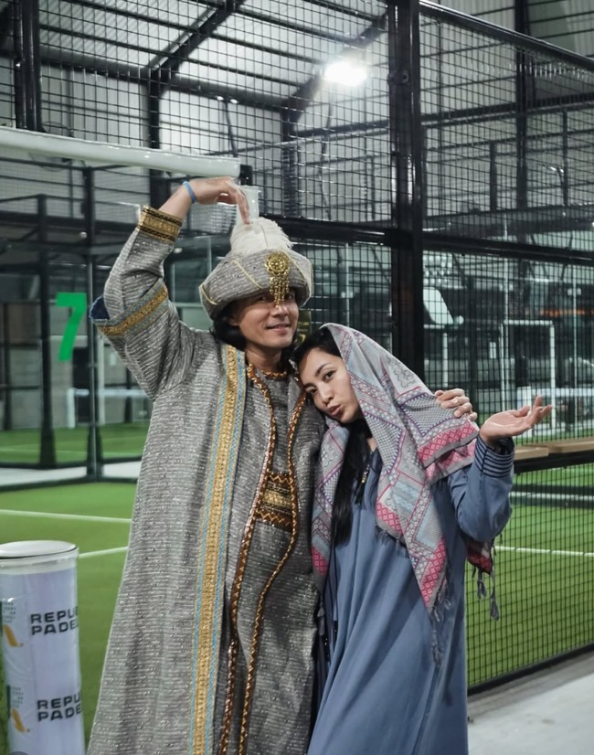 Hesti Purwadinata terlihat mencuri perhatian saat bermain padel bersama sang suami, Edo Borne. Alih-alih mengenakan outfit olahraga biasa, keduanya justru tampil dengan gaya yang unik dan nyentrik. Foto: Instagram/@hestipurwadinata