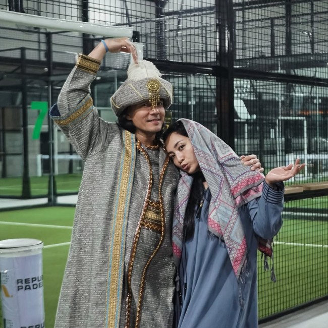 Gaya Unik Hesti Purwadinata & Suami Main Padel, Totalitas Pakai Gamis