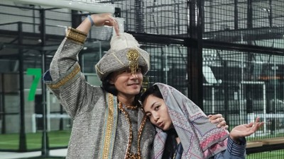 Gaya Unik Hesti Purwadinata & Suami Main Padel, Totalitas Pakai Gamis