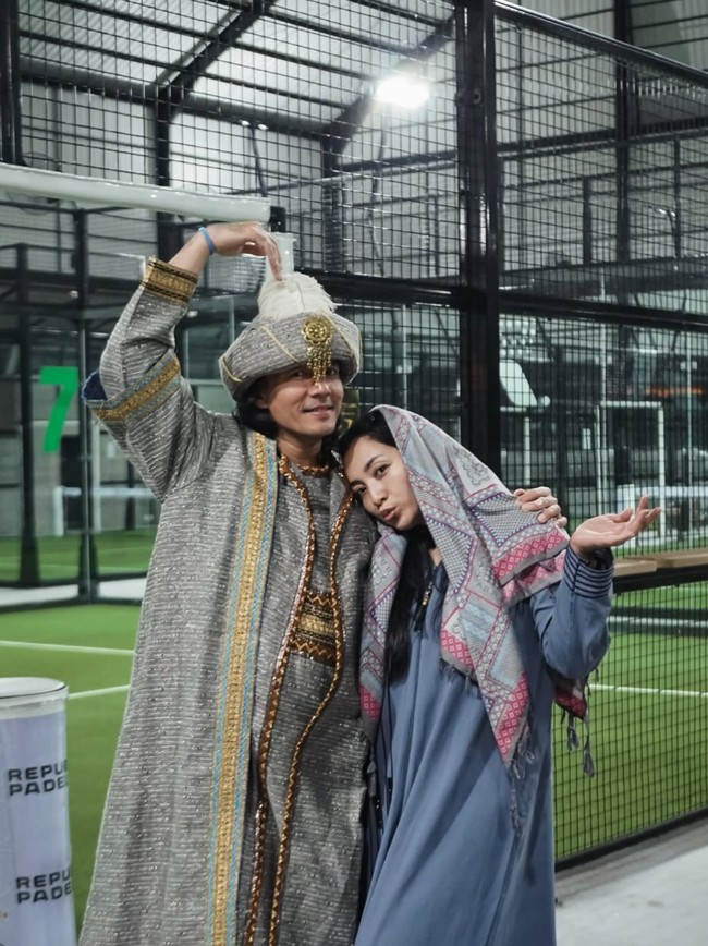 Gaya Unik Hesti Purwadinata & Suami Main Padel, Totalitas Pakai Gamis