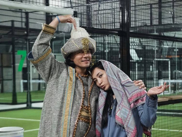 Gaya Unik Hesti Purwadinata & Suami Main Padel, Totalitas Pakai Gamis