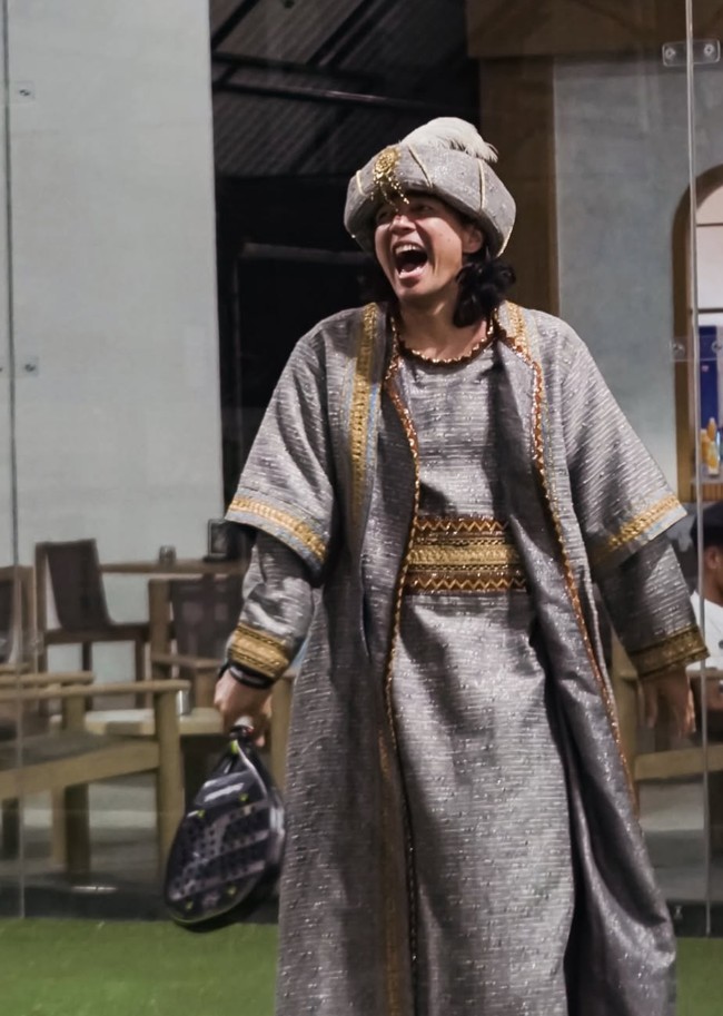 Sementara itu, suami Hesti tampil tak kalah mencuri perhatian. Ia mengenakan jubah panjang berwarna abu-abu dengan detail bordir emas di bagian depan dan lengan. Outfit tersebut dipadukan dengan penutup kepala khas Timur Tengah lengkap dengan hiasan emas dan bulu di bagian atas. Foto: Instagram/@hestipurwadinata