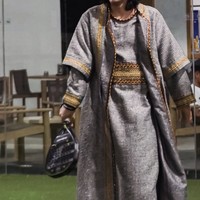 Sementara itu, suami Hesti tampil tak kalah mencuri perhatian. Ia mengenakan jubah panjang berwarna abu-abu dengan detail bordir emas di bagian depan dan lengan. Outfit tersebut dipadukan dengan penutup kepala khas Timur Tengah lengkap dengan hiasan emas dan bulu di bagian atas. Foto: Instagram/@hestipurwadinata