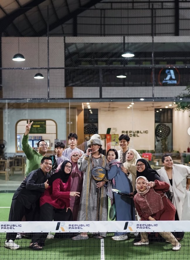 Pose bersama rekan-rekannya yang ikut main padel bersama, terlihat busana yang dikenakan Hesti dan suami paling unik dan totalitas. Foto: Instagram/@hestipurwadinata