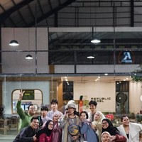 Pose bersama rekan-rekannya yang ikut main padel bersama, terlihat busana yang dikenakan Hesti dan suami paling unik dan totalitas. Foto: Instagram/@hestipurwadinata