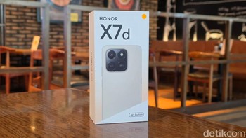 Honor X7d membawa kombinasi baterai besar, fitur AI pintar, serta harga yang relatif terjangkau untuk pengguna di segmen menengah. Foto: Adi FR/detikINET