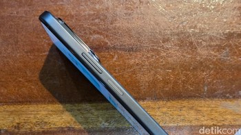 Smartphone ini juga memiliki sertifikasi SGS Premium Performance untuk ketahanan jatuh serta IP65 yang membuatnya lebih tahan terhadap air dan debu. Foto: Adi FR/detikINET