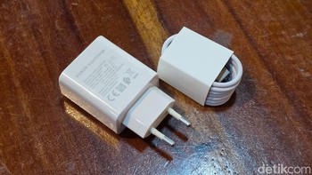 Dalam paket penjualan diberikan adaptor dan kabel data. Foto: Adi FR/detikINET