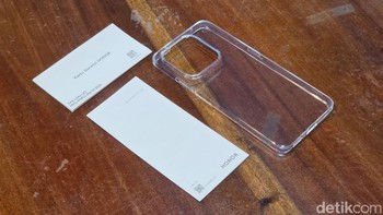 Tidak ketinggalan aksesori case silikon dan kertas petunjuk penggunaan. Foto: Adi FR/detikINET