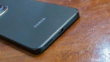 Honor X7d membawa sejumlah fitur yang menonjol di kelasnya, terutama pada daya tahan dan kapasitas baterai. Ponsel ini dibekali baterai 6.500 mAh dual-cell yang didukung 35W Honor SuperCharge sehingga dapat digunakan lebih lama dalam berbagai aktivitas. Foto: Adi FR/detikINET