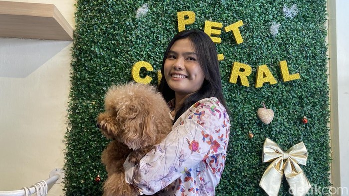 Pemilik Pet Central Semarang, Ayu Rizky Latifah (29) di Hotel Hewan Pet Central Semarang, Kecamatan Semarang Barat, Kota Semarang. Foto diambil Selasa (17/3/2026).