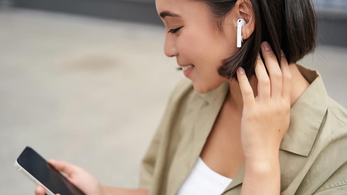 Ilustrasi pengguna Airpods