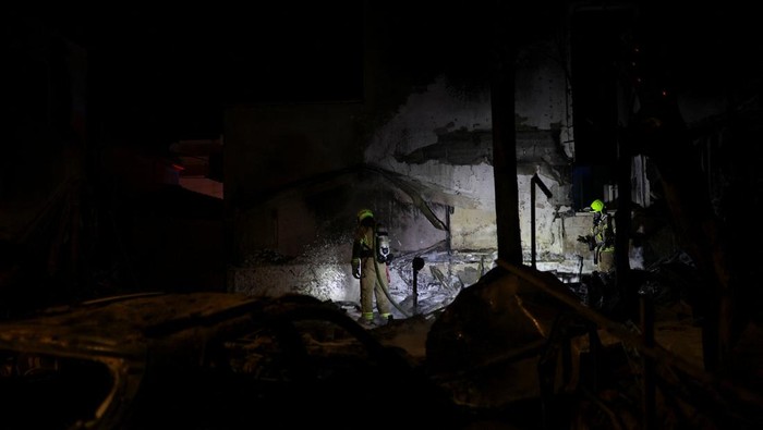 Firefighters work at the scene of a Hezbollah rocket attack on a residential building, amid escalation between Hezbollah and Israel, and amid the U.S.-Israeli conflict with Iran, in Nahariya, northern Israel, March 16, 2026. REUTERS/Shir Torem     TPX IMAGES OF THE DAY