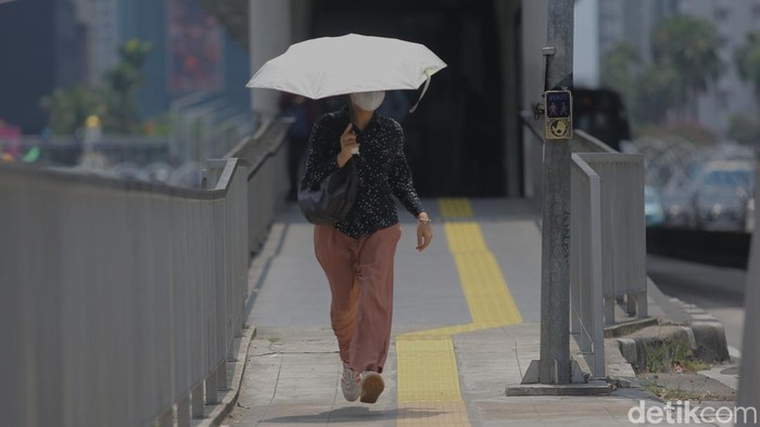 Ilustrasi cuaca panas di kota.