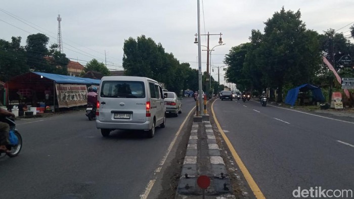 Jalan Jogja-Solo di Delanggu, Klaten masih lengang sore ini, Selasa (17/3/2026).