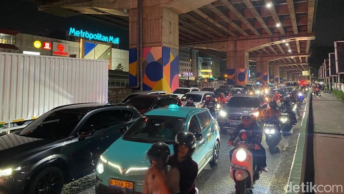 Jalan Raya Kalimalang Bekasi mulai ramai pemudik, Selasa (17/3/2026). (Wildan/detikcom)