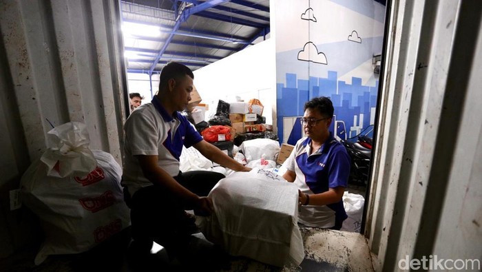 Pekerja menyortir paket di gudang TIKI, Selasa (17/3/2026). Perusahaan mengantisipasi lonjakan pengiriman menjelang Lebaran dengan peningkatan kapasitas layanan.