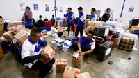 Pekerja menyortir paket di gudang TIKI, Jakarta, Selasa (17/3/2026). Perusahaan mengantisipasi lonjakan pengiriman menjelang Lebaran dengan peningkatan kapasitas layanan.