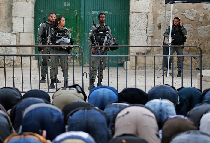 Jemaah salat di luar Masjid Al-Aqsa saat penutupan oleh pasukan pendudukan Israel. Ramadan 2026.