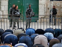 17 Hari Penutupan Masjid Al-Aqsa, Warga Palestina Salat-Doa di Luar Masjid