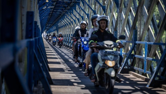 Pengendara sepeda motor melintas di jalur alternatif selatan terowongan jembatan Cirahong yang menghubungkan Ciamis dengan Kabupaten Tasikmalaya di Jawa Barat, Senin (16/3/2026). Jembatan bertingkat yang memiliki jalur kereta api di bagian atas dan jalur sepeda motor di bagian bawah tersebut menjadi salah satu jalur alternatif selatan Ciamis-Tasikmalaya yang dimanfaatkan pemudik pada arus mudik Lebaran 2026 karena memangkas waktu tempuh satu sampai dua jam perjalanan dibandingkan melalui jalur utama. ANTARA FOTO/Bayu Pratama S/nym.