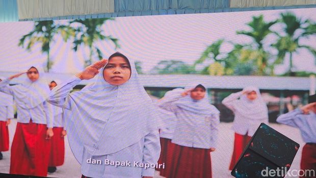 Jembatan Merah Putih Presisi di Riau rampung dibangun, menghubungkan Desa Kociok dan Gobah. Anak-anak kini lebih mudah ke sekolah, harapan baru bagi masyarakat. (Mei Amelia/detikcom)