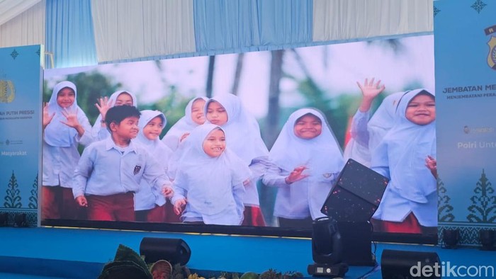Jembatan Merah Putih Presisi di Riau rampung dibangun, menghubungkan Desa Kociok dan Gobah. Anak-anak kini lebih mudah ke sekolah, harapan baru bagi masyarakat. (Mei Amelia/detikcom)