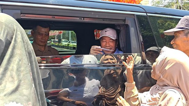 Jokowi bagi THR Presiden ke-7 Jokowi membagikan THR dan sembako kepada warga di Pasar Gede, Solo, Selasa (17/3/2026).