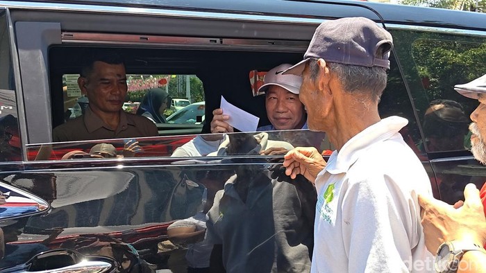 Presiden ke-7, Joko Widodo (Jokowi) membagikan sejumlah uang dan sembako kepada warga di Pasar Gede, Solo. 