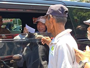 Jokowi Bagi-bagi THR Lagi, Kali Ini di Pasar Gede Solo