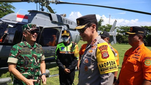 Kapolda Bali, Irjen Daniel Adityajaya, bersama Pangdam IX/Udayana, Mayjen Piek Budyakto, dan Kepala Basarnas Bali, I Nyoman Sidakarya, saat hendak memantau Gilimanuk dengan helikopter, Selasa (17/3/2026). (Dok. Polda Bali)