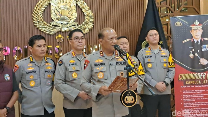 Kapolda Jatim memberikan penjelasan tentang ledakan di Masjid Jember dalam konferensi pers di Polres Jember.