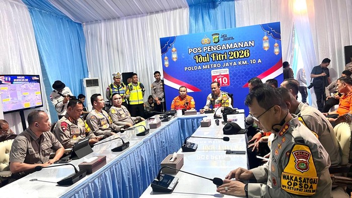 Kapolda Metro Jaya Irjen Asep Edi Suheri dan Kepala Basarnas Marsdya M Syafii mengecek Pos Pelayanan Pengamanan Cikunir dalam rangka Operasi Ketupat Jaya 2026. (dok Istimewa)