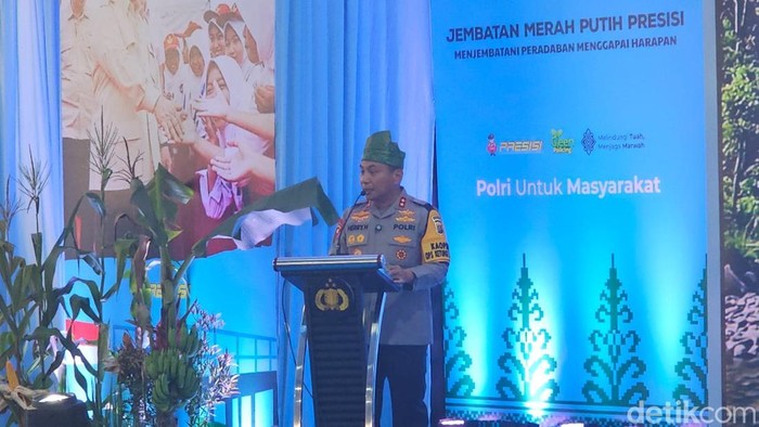 Kapolda Riau Irjen Pol Herry Heryawan memberi sambutan dalam peresmian Jembatan Merah Putih Presisi di Desa Gobah, Kecamatan Tambang, Kabupaten Kampar, Provinsi Riau. (Mei Amelia/detikcom)