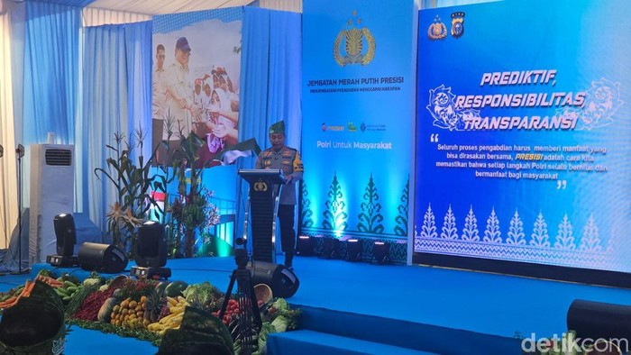 Kapolda Riau Irjen Pol Herry Heryawan memberi sambutan dalam peresmian Jembatan Merah Putih Presisi di Desa Gobah, Kecamatan Tambang, Kabupaten Kampar, Provinsi Riau. (Mei Amelia/detikcom)