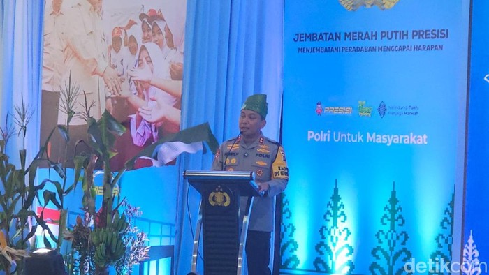 Kapolda Riau Irjen Pol Herry Heryawan memberi sambutan dalam peresmian Jembatan Merah Putih Presisi di Desa Gobah, Kecamatan Tambang, Kabupaten Kampar, Provinsi Riau. (Mei Amelia/detikcom)