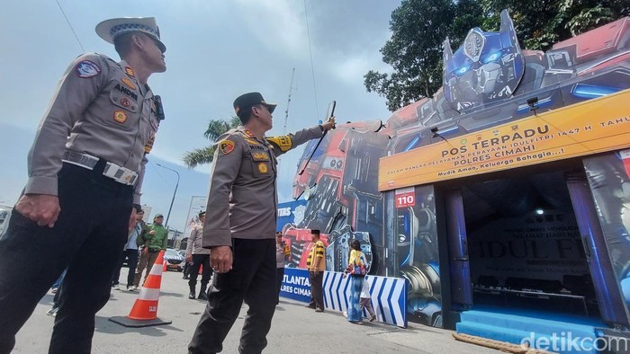 Kapolres Cimahi, AKBP Niko N. Adi Putra mengecek pos terpadu mudik di Simpang Padalarang