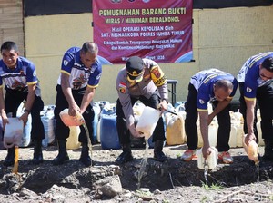 Polres Sumba Timur Musnahkan 2.270 Liter Miras Jelang Lebaran