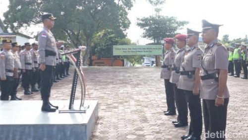 Kapolres TTS AKBP Hendra Dorizen saat memimpin upacata serah terima jabatan perwira yang bergeser, Selasa (17/3/2026).