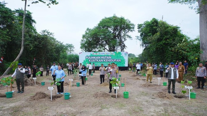 Kapolri Jenderal Listyo Sigit bersama Ketua Komisi IV DPR Titiek Soeharto dan Menhut Raja Juli meninjau Camp Elephant Flying Squad di TN Tesso Nilo (TNTN). (dok Polri)