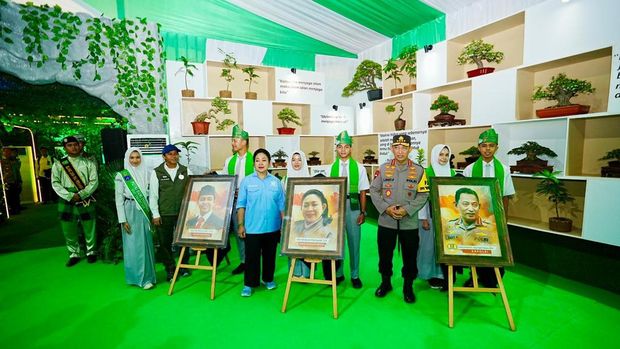 Kapolri Jenderal Polisi Listyo Sigit meninjau Stand booth Green Policing Polda Riau yang menampilkan inovasi Kapolda Riau Irjen Herry Heryawan dan jajaran. (dok Polri)