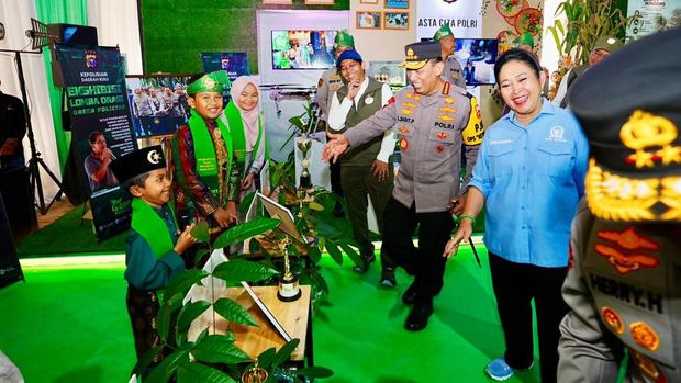 Kapolri Jenderal Polisi Listyo Sigit meninjau Stand booth Green Policing Polda Riau yang menampilkan inovasi Kapolda Riau Irjen Herry Heryawan dan jajaran. (dok Polri)