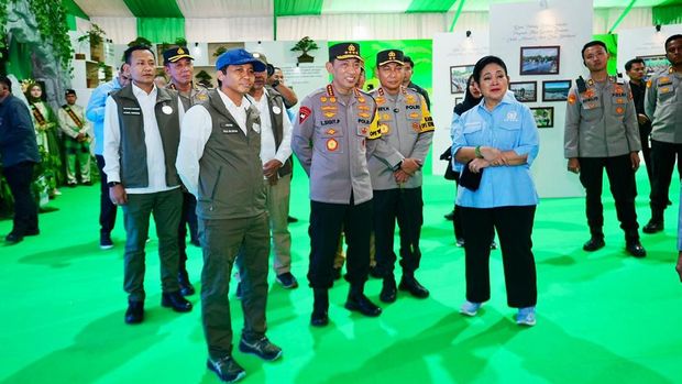 Kapolri Jenderal Polisi Listyo Sigit meninjau Stand booth Green Policing Polda Riau yang menampilkan inovasi Kapolda Riau Irjen Herry Heryawan dan jajaran. (dok Polri)