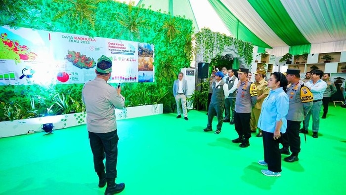 Kapolri Jenderal Polisi Listyo Sigit meninjau Stand booth Green Policing Polda Riau yang menampilkan inovasi Kapolda Riau Irjen Herry Heryawan dan jajaran. (dok Polri)