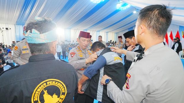 Kapolri Jenderal Polisi Listyo Sigit Prabowo meresmikan renovasi Masjid Al-Adzim Mapolda Riau, Pekanbaru. (dok Polri)