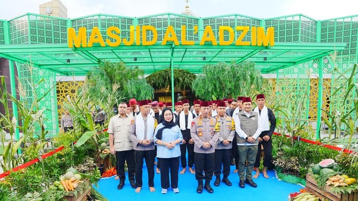 Kapolri Jenderal Polisi Listyo Sigit Prabowo meresmikan renovasi Masjid Al-Adzim Mapolda Riau, Pekanbaru. (dok Polri)